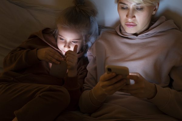 child-parent-suffering-from-social-media-addiction